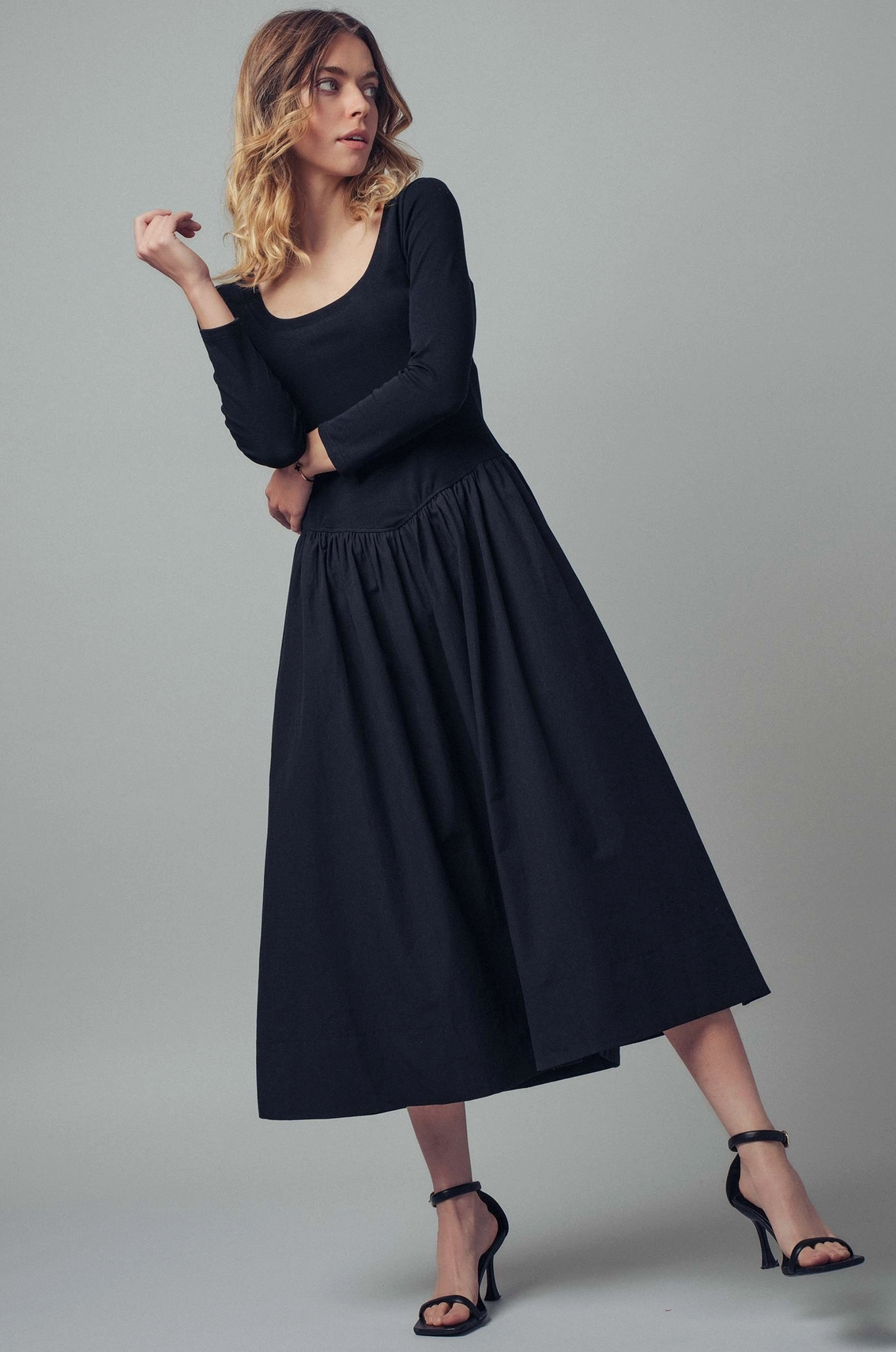 Elegant Midi Dress in Black