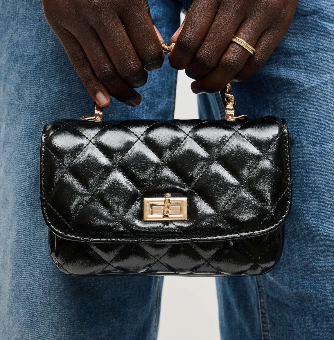Leo Quilted Cross Body Bag in black